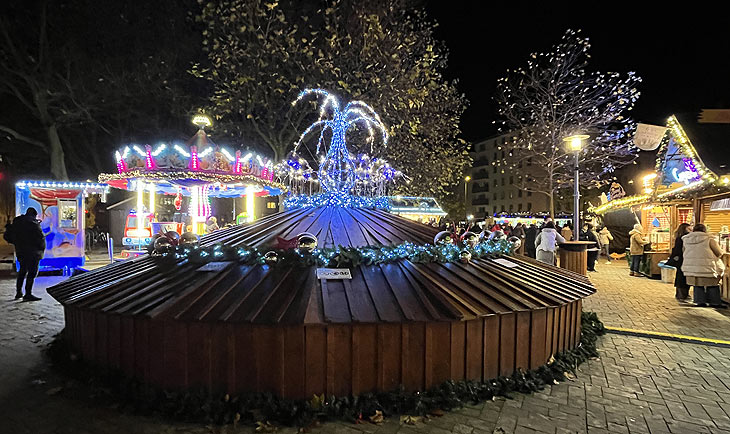 Markant: der Brunnen wurde mit glitzernden LED's und Kugeln dekoriert (©ªFoto: Martin Schmitz)